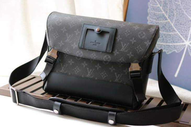 Picture of Louis Vuitton Mens Bags _SKUfw97506707fw